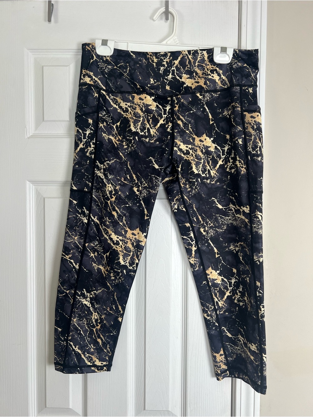 Constantly Varied Gear CVG Black & Gold Marble Pocket Capri Leggings XL